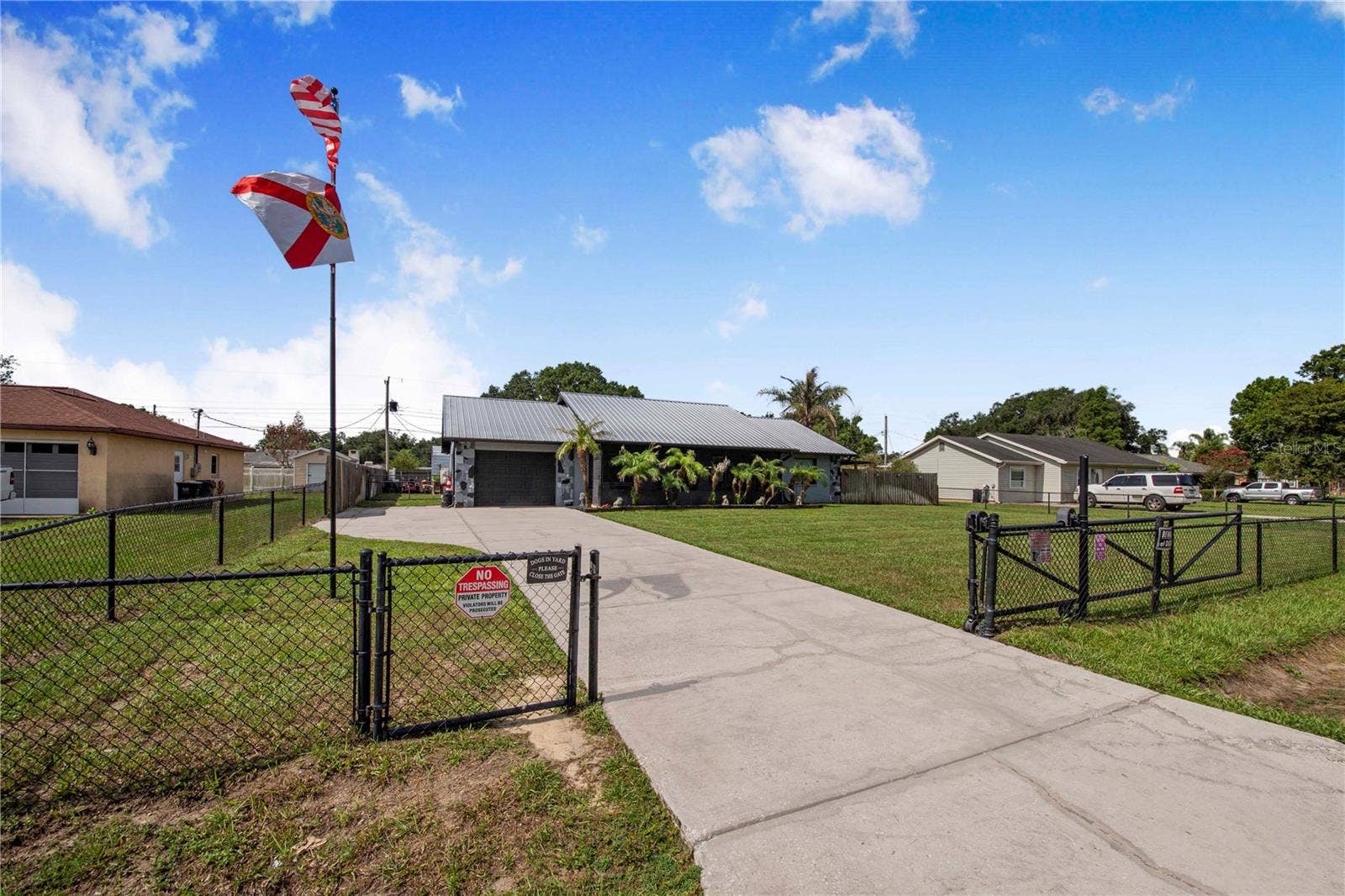 2426 VIEW WAY, Lakeland, FL 33810 Front Gate/Driveway