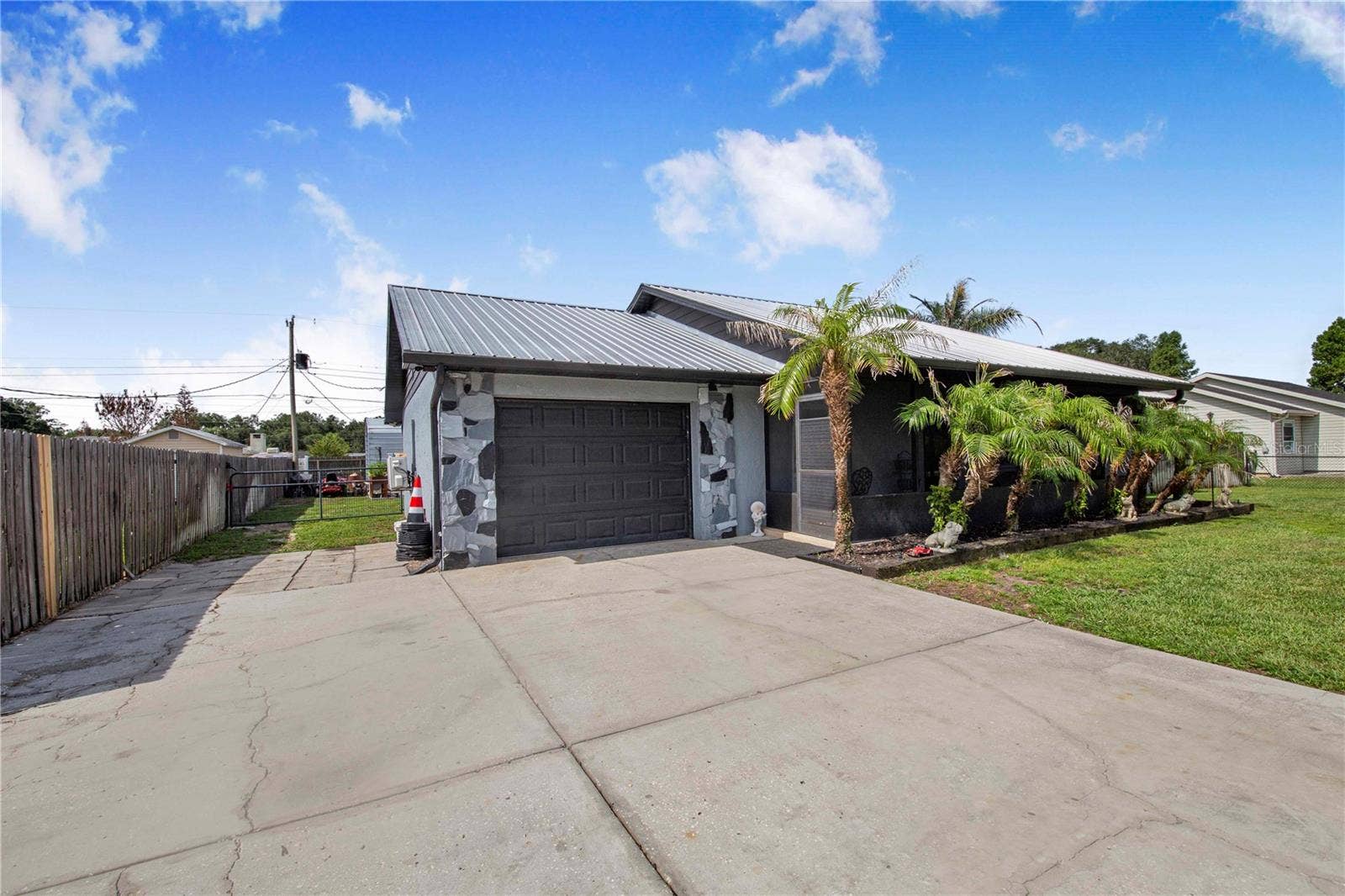 2426 VIEW WAY, Lakeland, FL 33810 Driveway/Garage