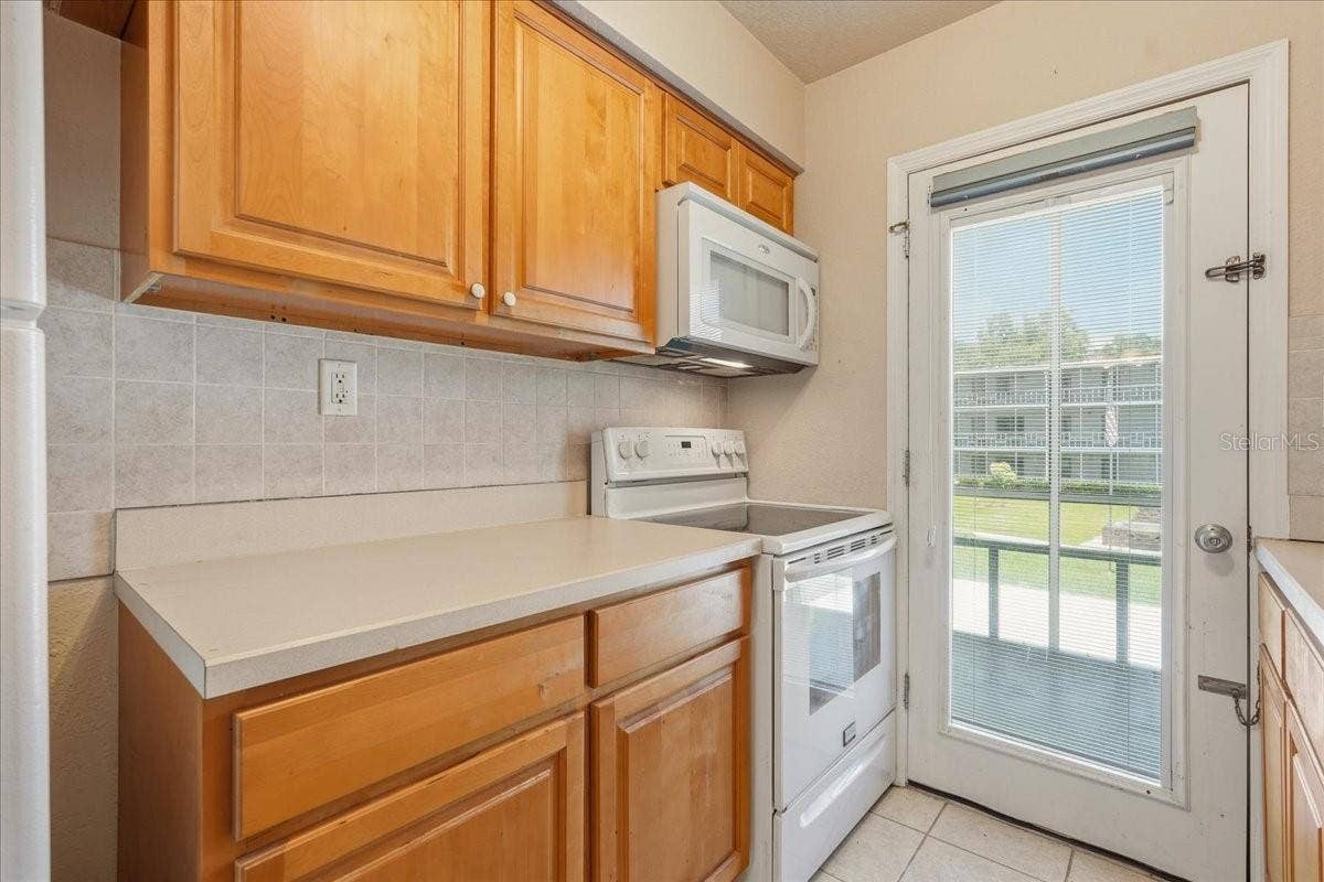 1700 6TH ST NW, #C24, Winter Haven, FL 33881 Kitchen