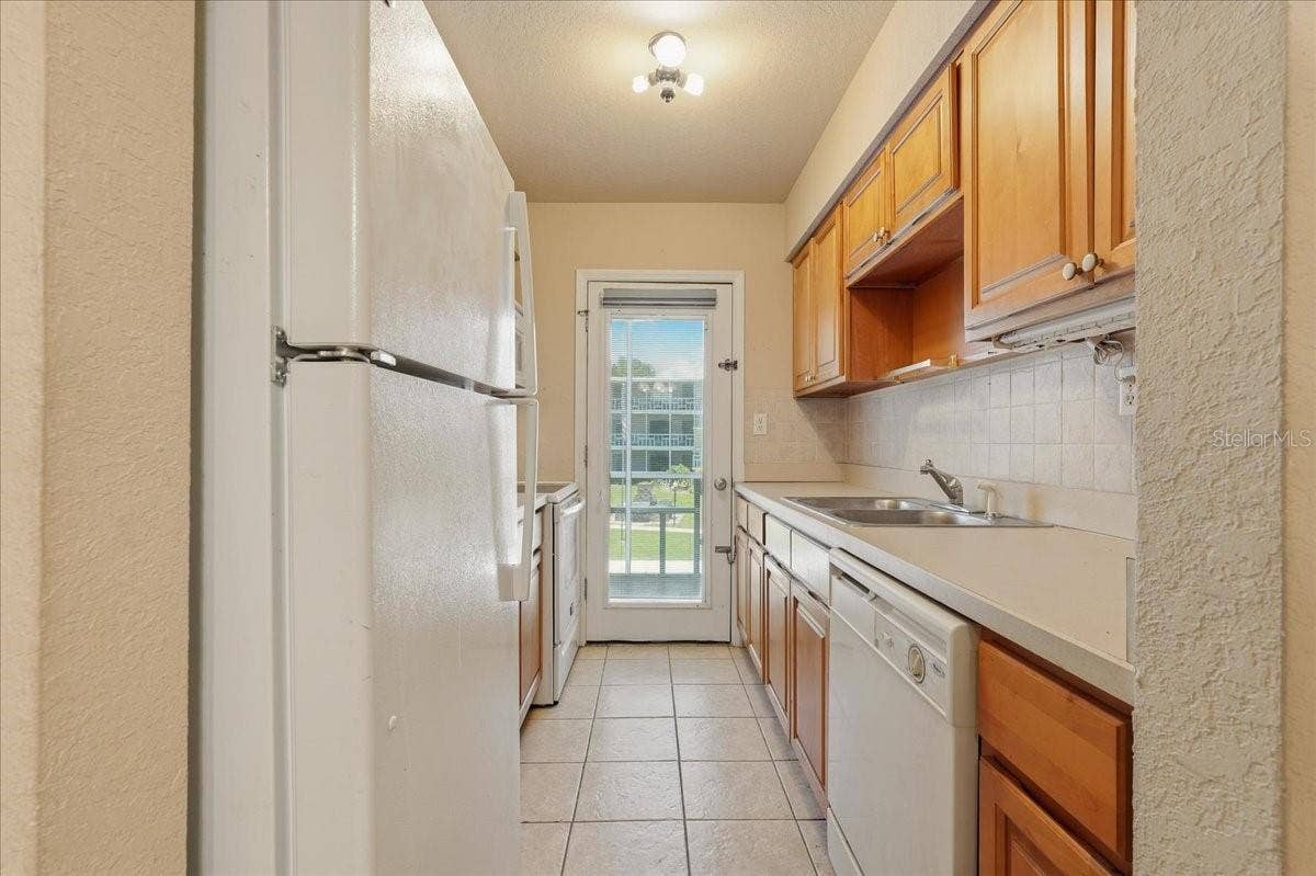 1700 6TH ST NW, #C24, Winter Haven, FL 33881 Kitchen