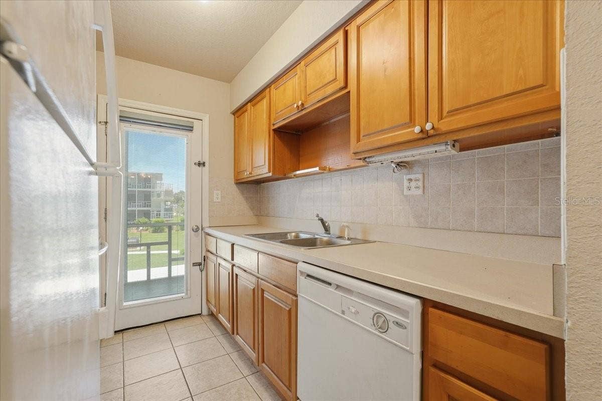 1700 6TH ST NW, #C24, Winter Haven, FL 33881 Kitchen