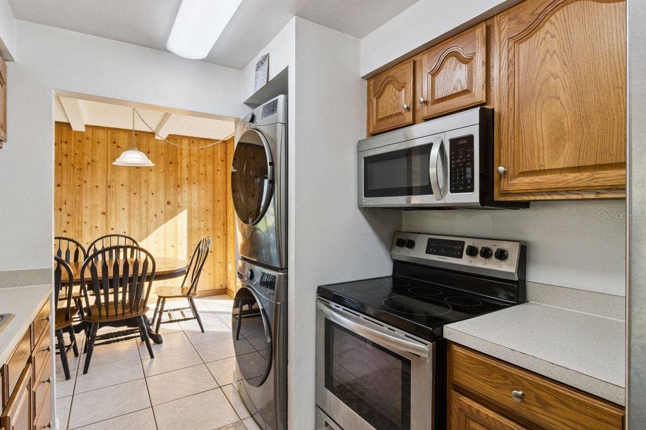 109 LA CASA, #109, Lake Wales, FL 33898 Fully equipped kitchen with full size washer & dryerr