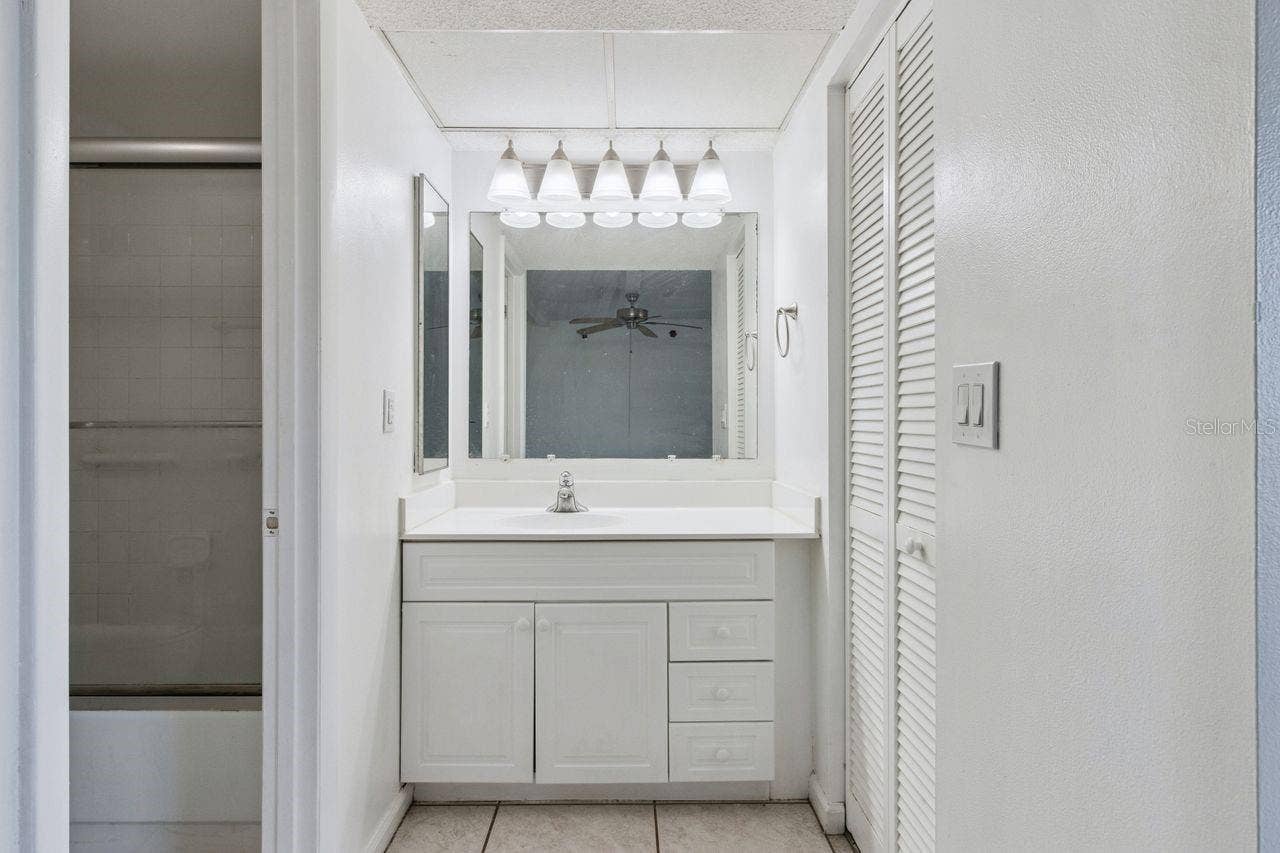 109 LA CASA, #109, Lake Wales, FL 33898 Primary bathroom & walk in closet