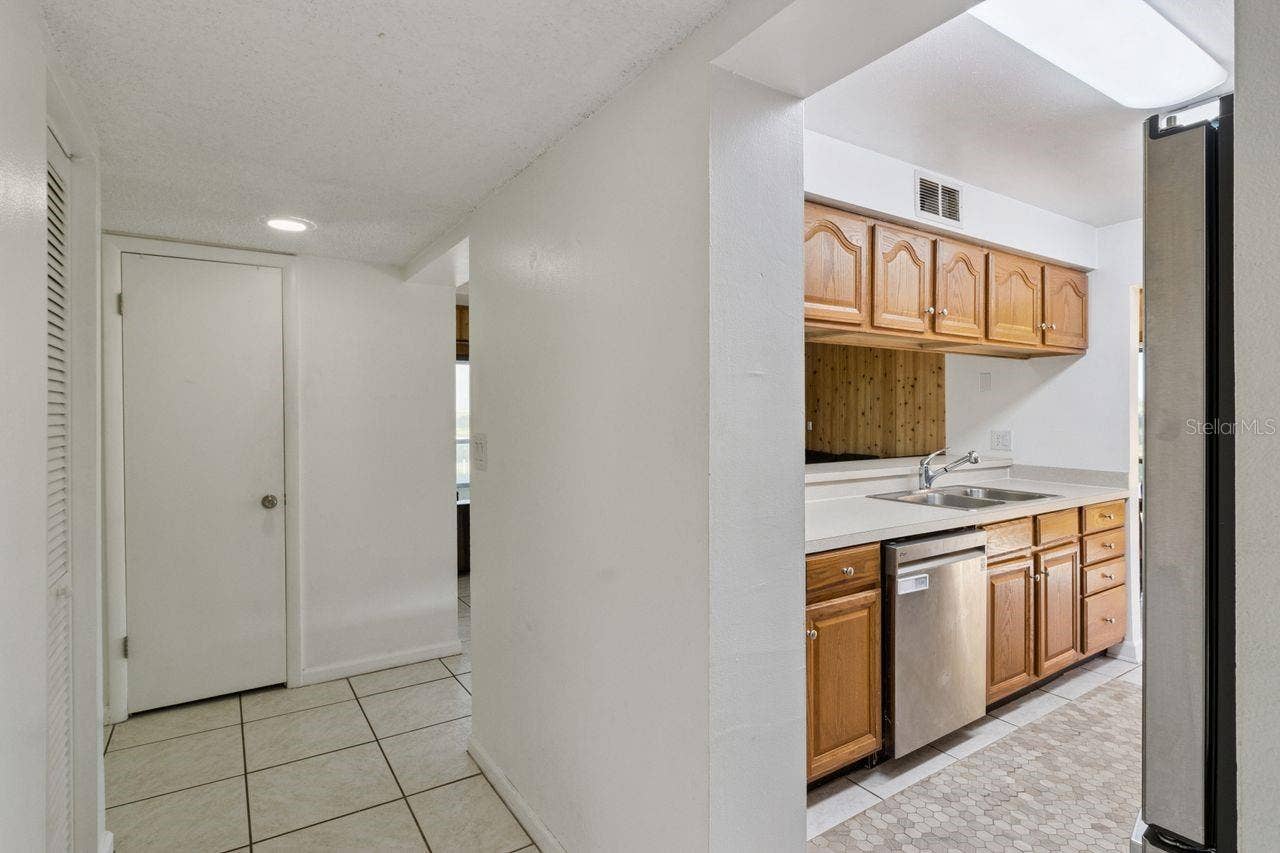 109 LA CASA, #109, Lake Wales, FL 33898 Foyer looking into kitchen