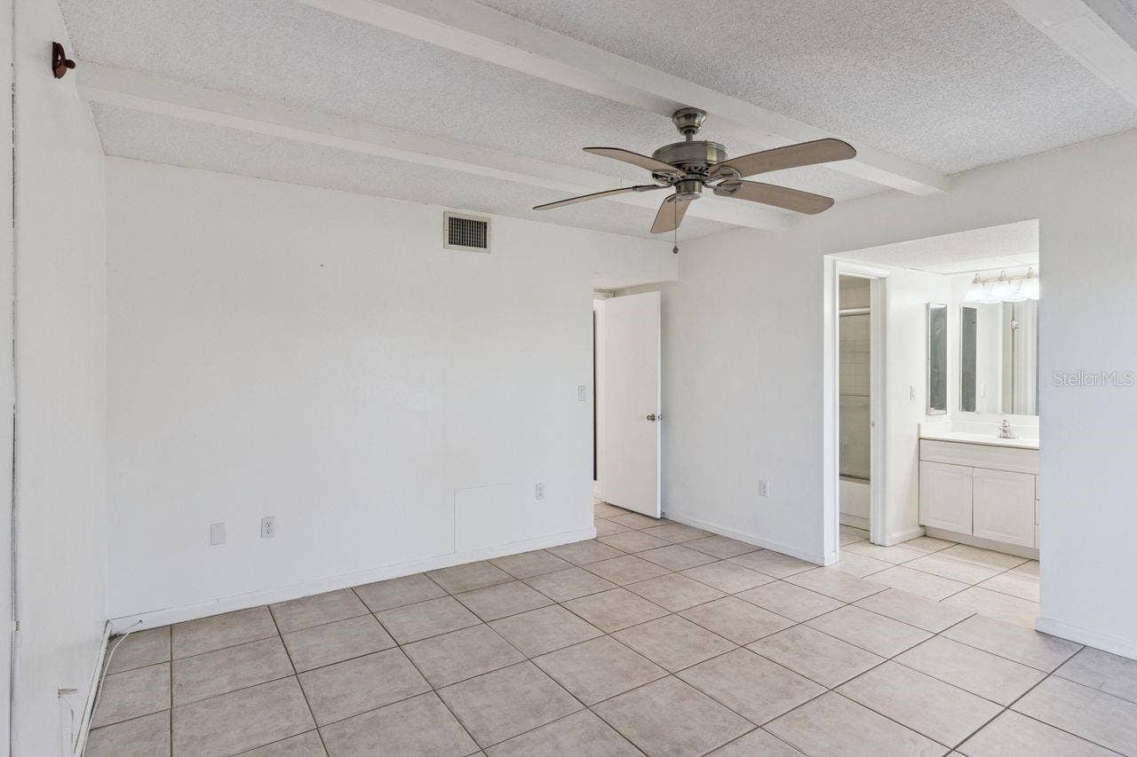 109 LA CASA, #109, Lake Wales, FL 33898 Primary Bedroom & bath has tub/shower