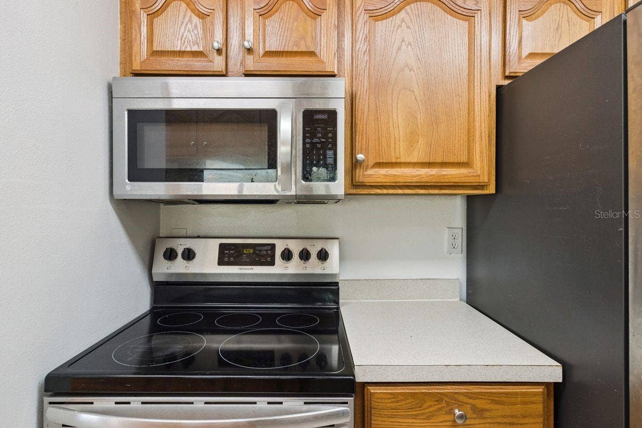 109 LA CASA, #109, Lake Wales, FL 33898 Smooth top range & built in microwave