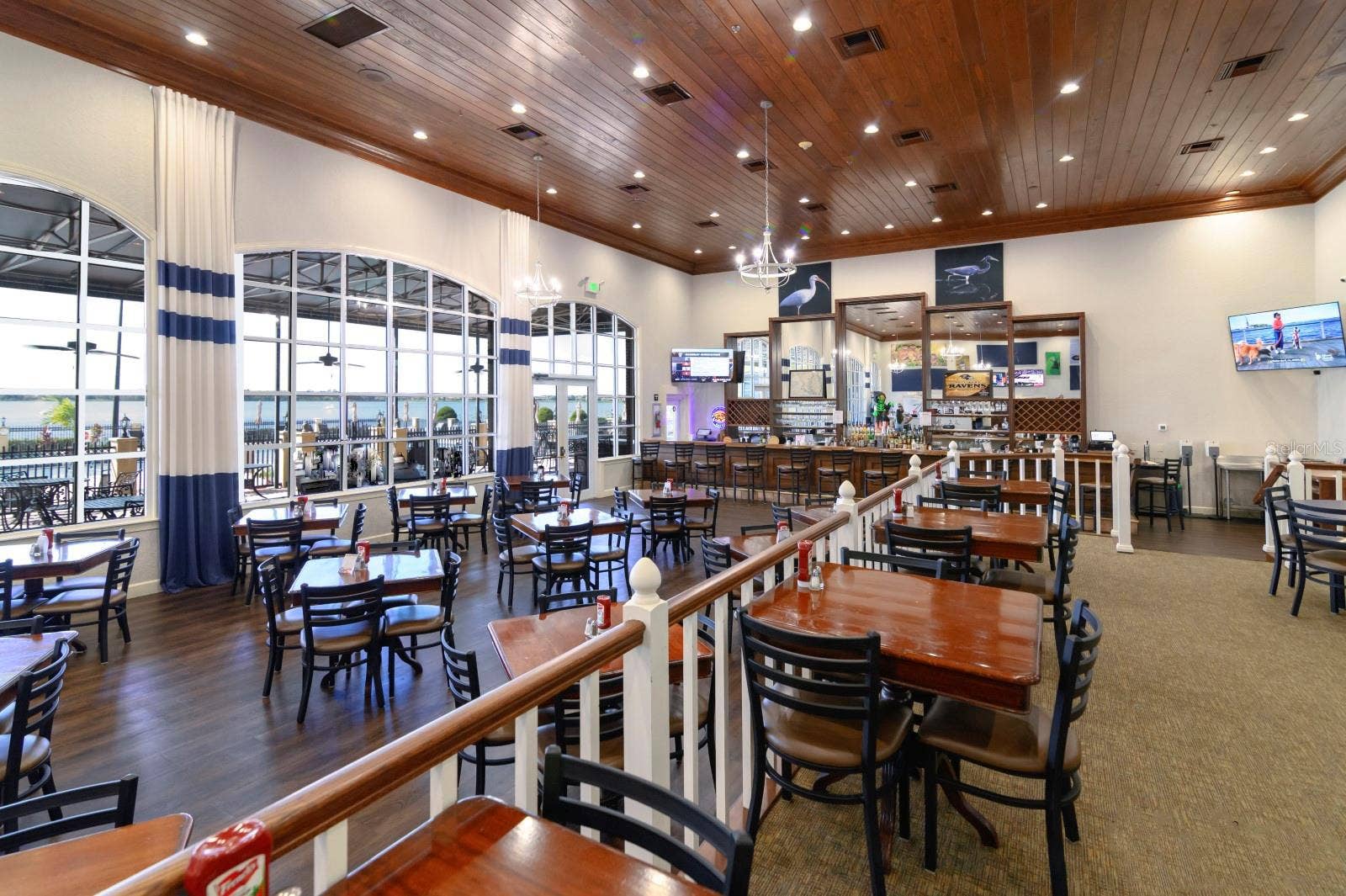 4232 DORNOCH DRIVE, Lake Wales, FL 33859 The main clubhouse has a full-service restaurant and bar with outdoor seating.