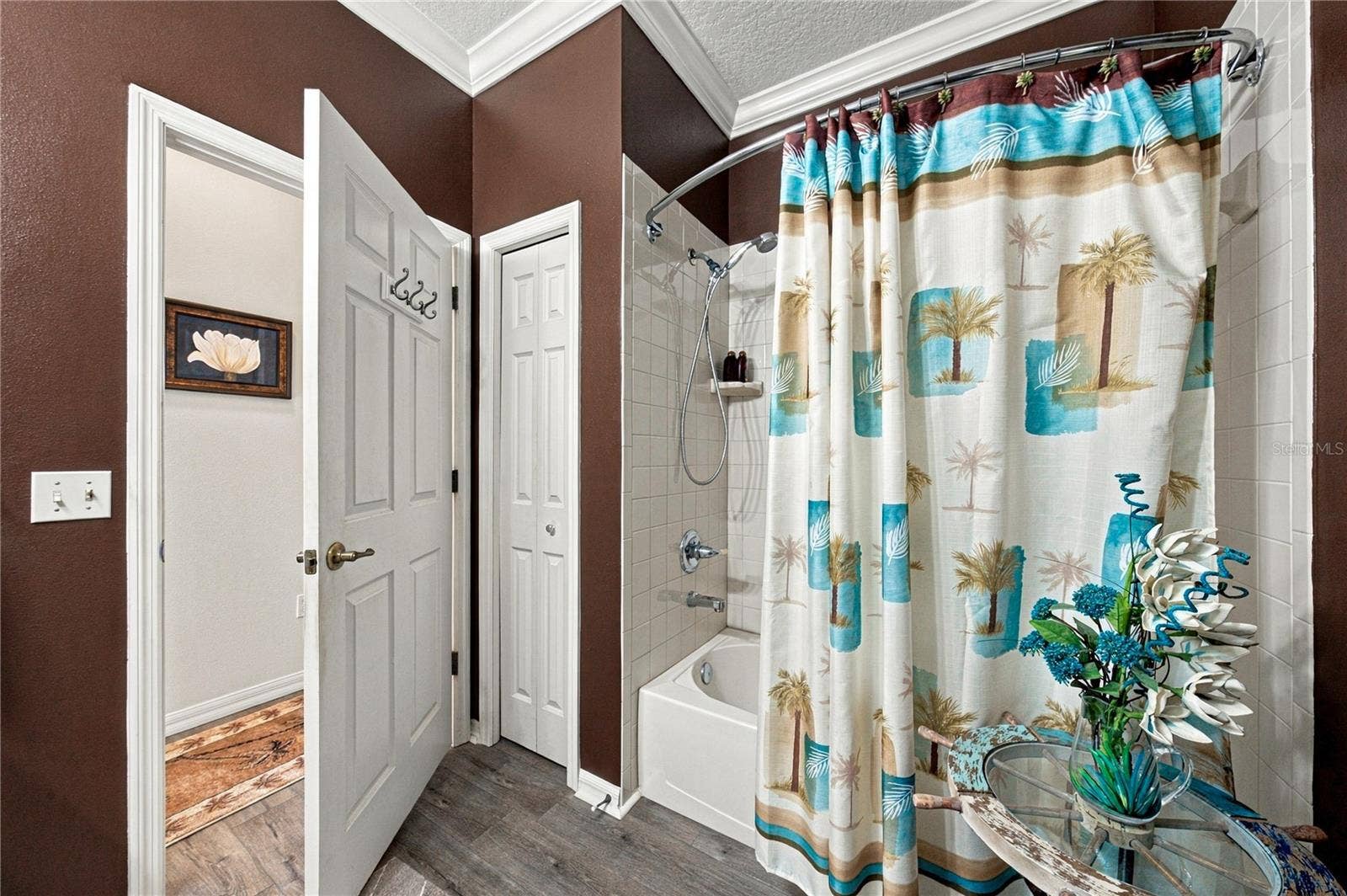 4232 DORNOCH DRIVE, Lake Wales, FL 33859 The guest bath has a linen closet and a combination shower and tub with a ceramic tile surround.