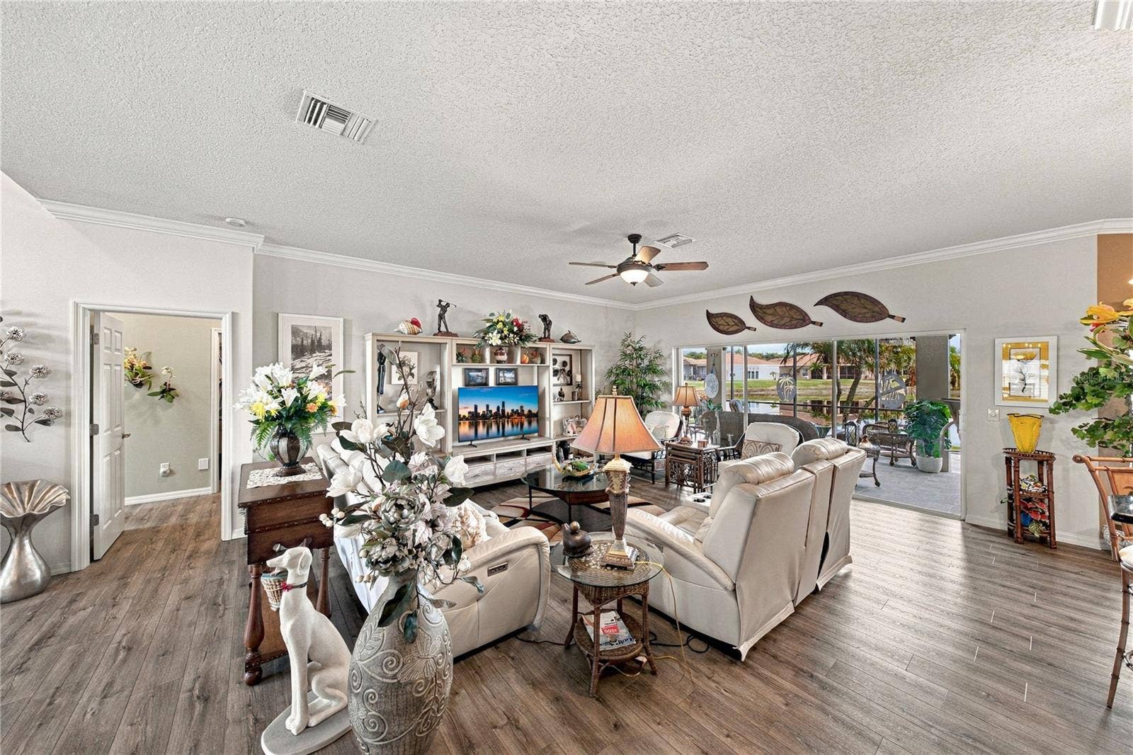 4232 DORNOCH DRIVE, Lake Wales, FL 33859 The large living room can easily accommodate your furniture.