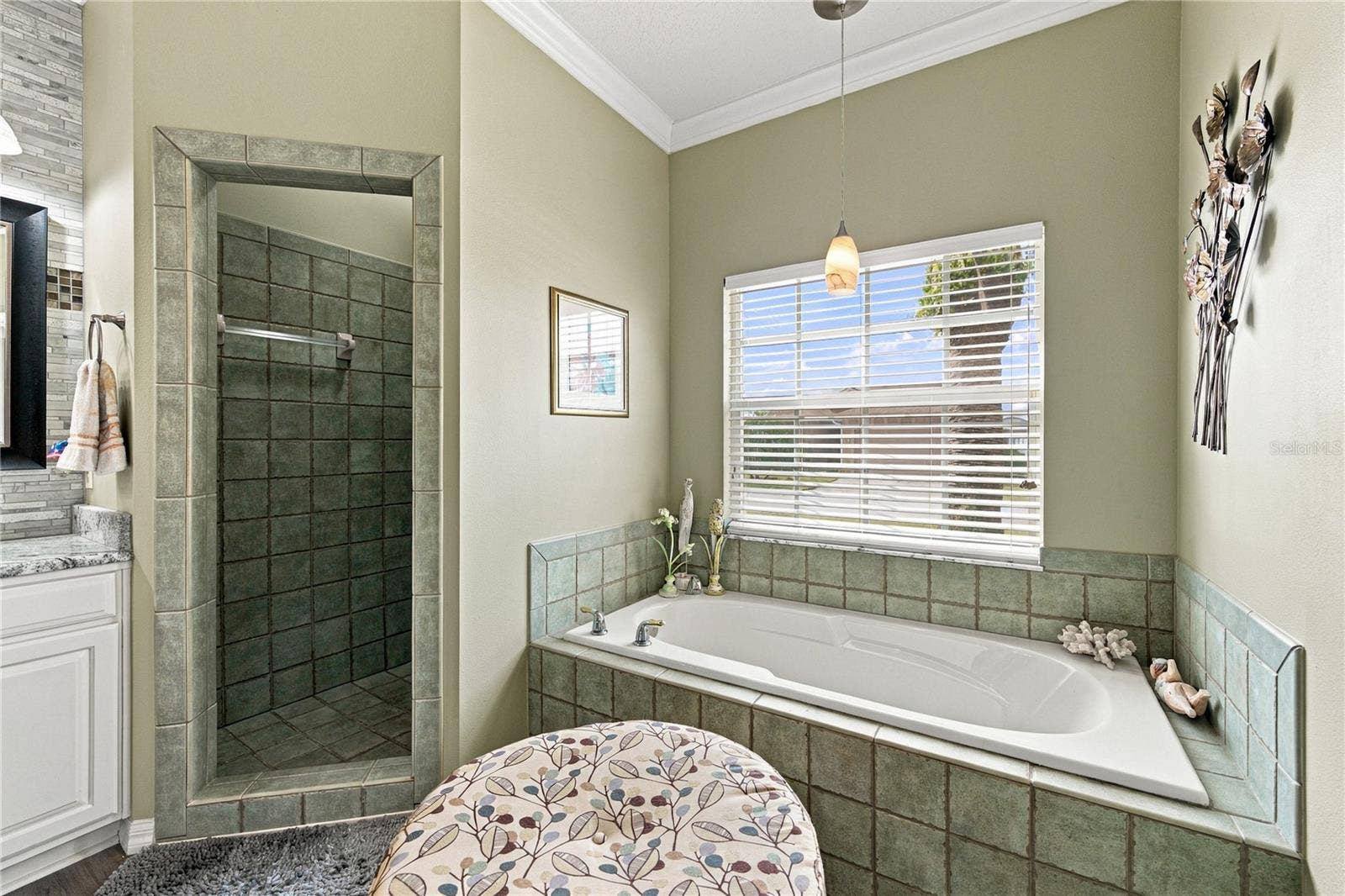 4232 DORNOCH DRIVE, Lake Wales, FL 33859 The ample stall shower and garden tub offer options for quick or leisurely.