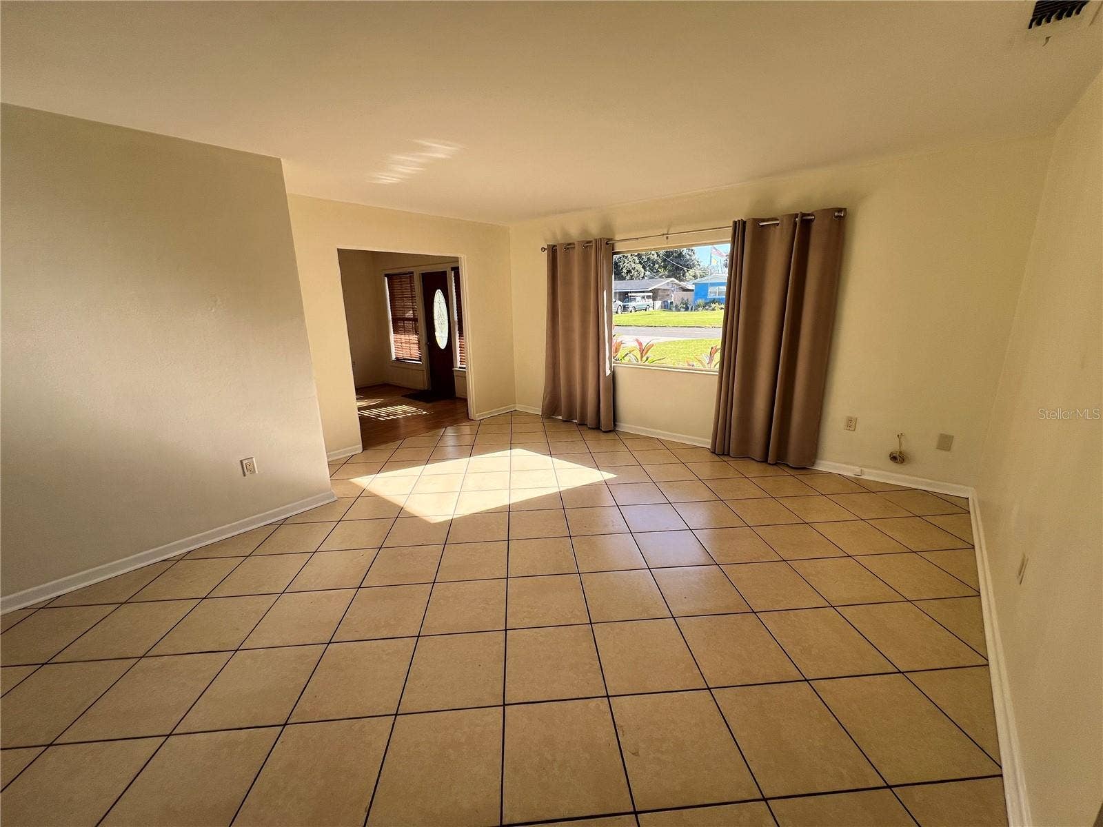 1881 15TH STREET NW, Winter Haven, FL 33881 Livingroom to Entry