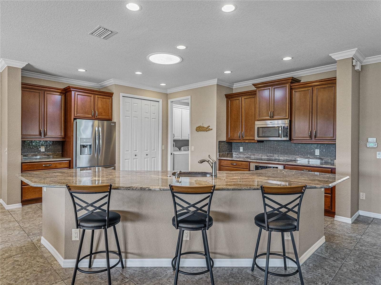 Breakfast bar & kitchen