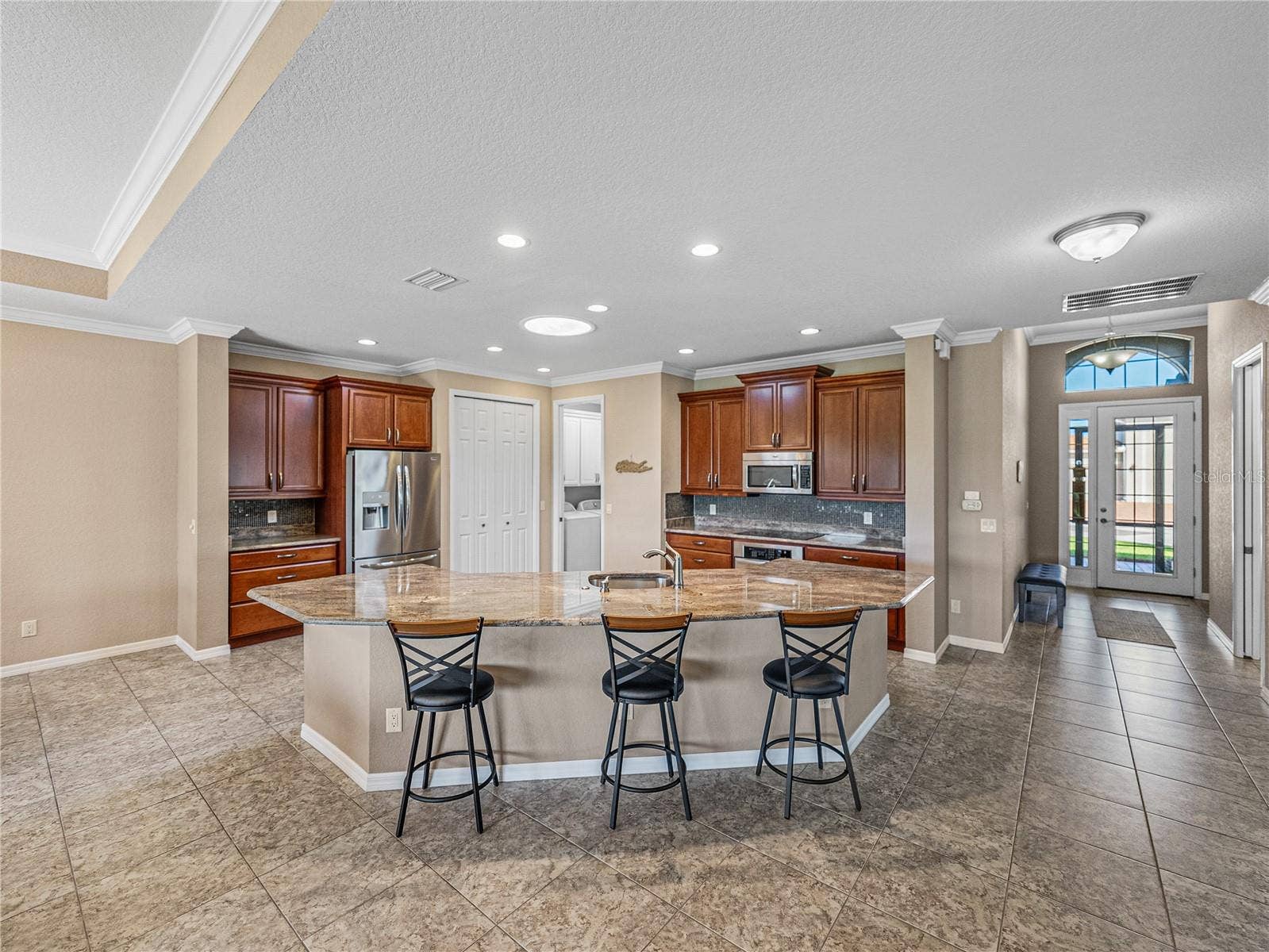 Breakfast bar & kitchen