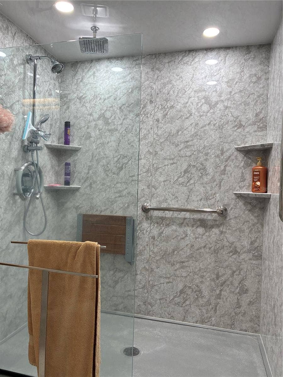 MASTER SHOWER COED