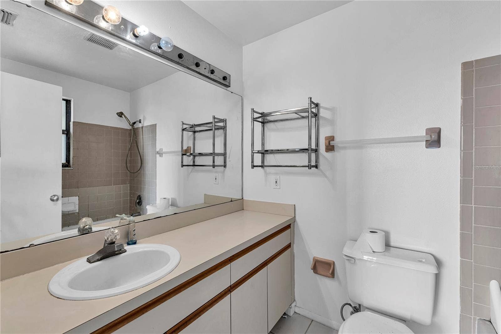 2050 SAN MARCOS DRIVE SE, #211, Winter Haven, FL 33880 2050 SAN MARCOS DRIVE SE, #211, Winter Haven, FL 33880