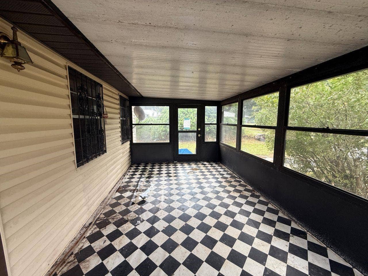 817 SE PINE AVE, Fort Meade, FL 33841 Enclosed front porch