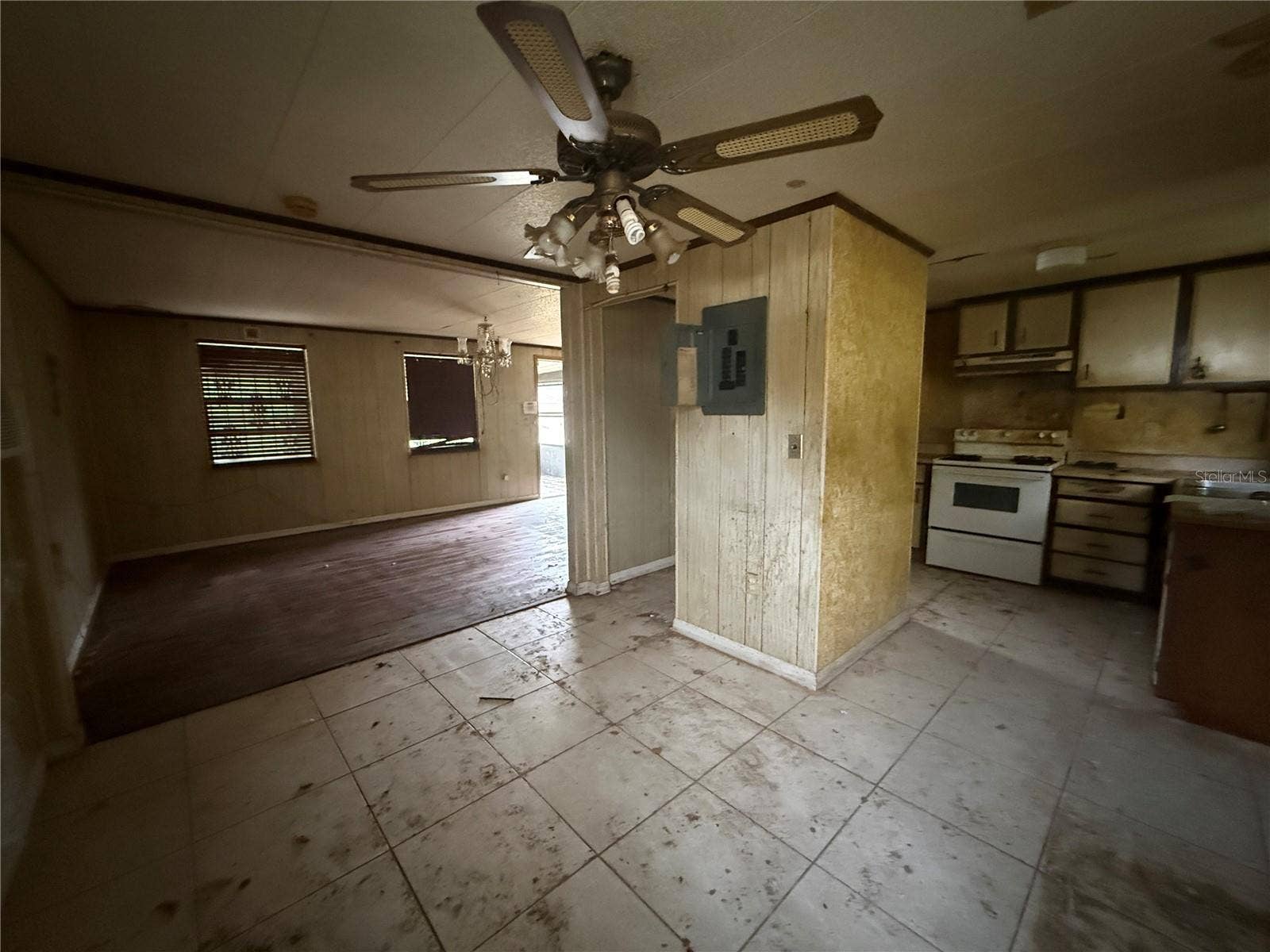 817 SE PINE AVE, Fort Meade, FL 33841 Dining/living/kitchen view