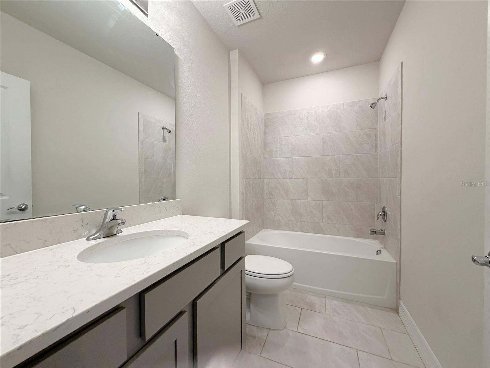 1079 MICHELANGELO LANE, Winter Haven, FL 33884 Guest bath is located in the hall between the 3rd and 4th bedrooms