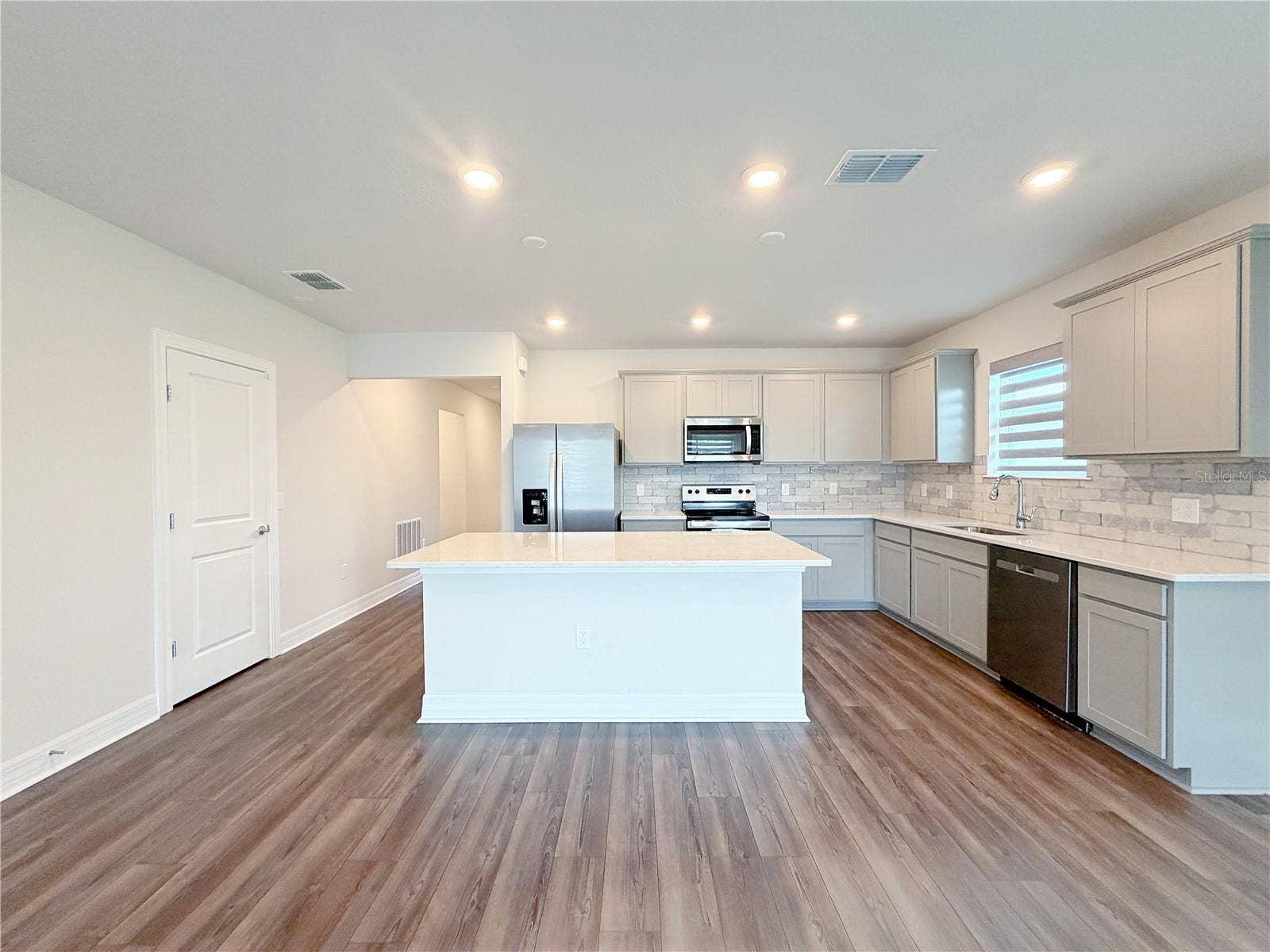 1079 MICHELANGELO LANE, Winter Haven, FL 33884 Large kitchen island with breakfast bar
