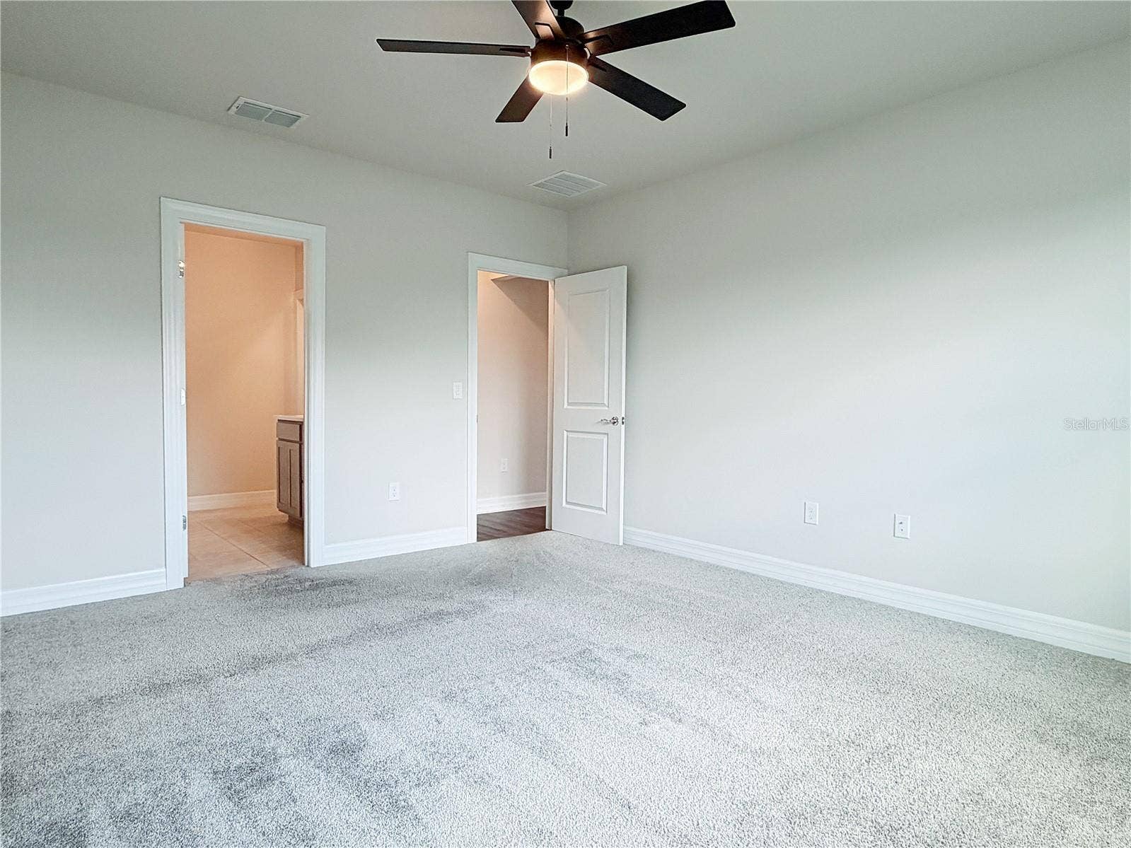 1079 MICHELANGELO LANE, Winter Haven, FL 33884 En suite bath is offer in the master suite