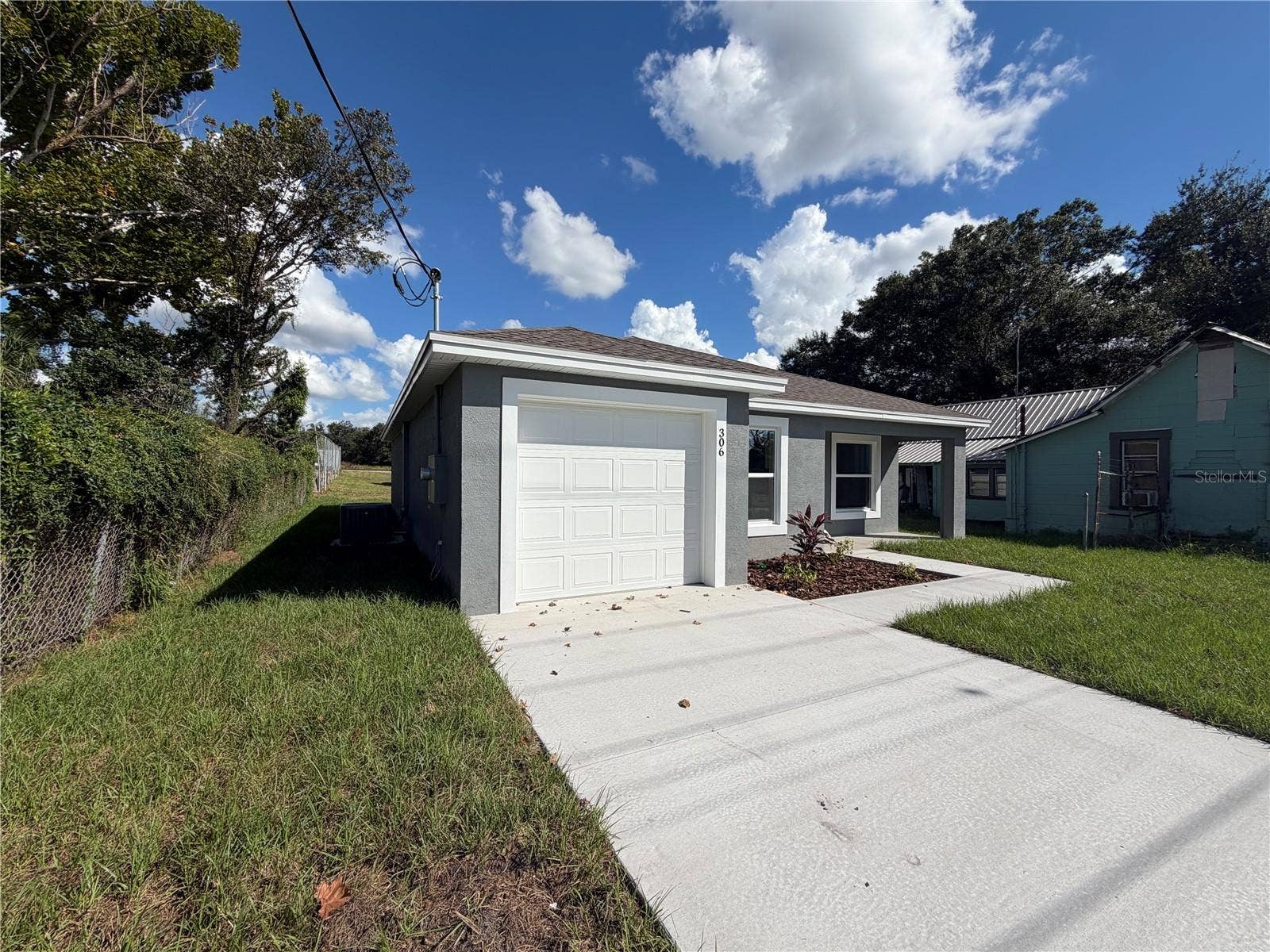 306 SW 1ST AVE, Mulberry, FL 33860 Front angle left