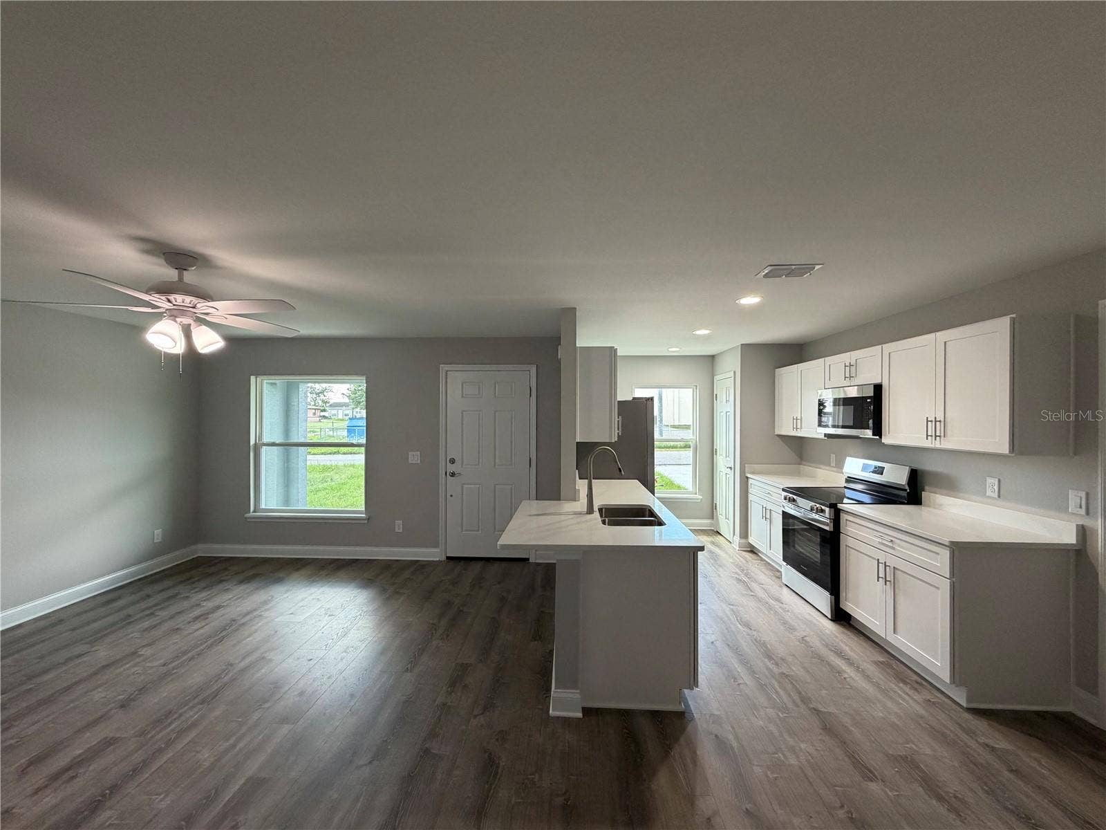 306 SW 1ST AVE, Mulberry, FL 33860 Living/kitchen view
