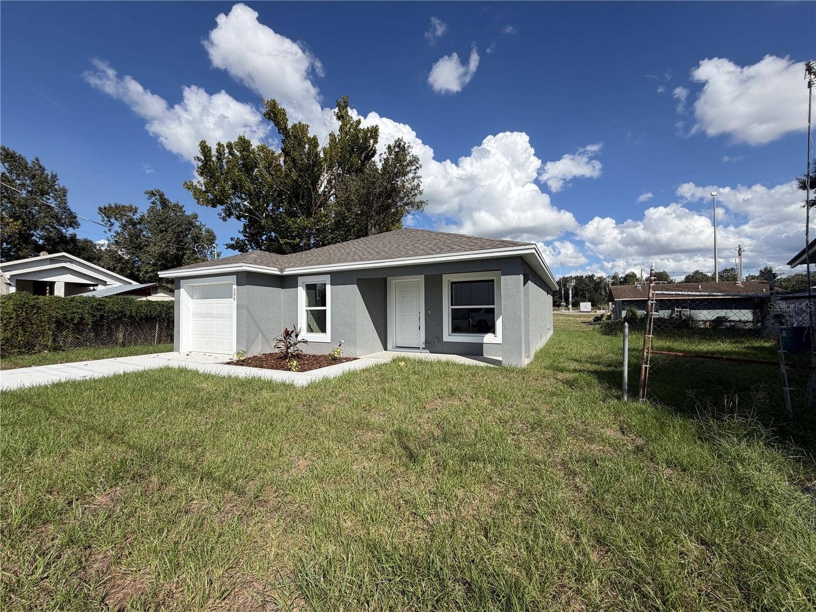 306 SW 1ST AVE, Mulberry, FL 33860 Front angle right
