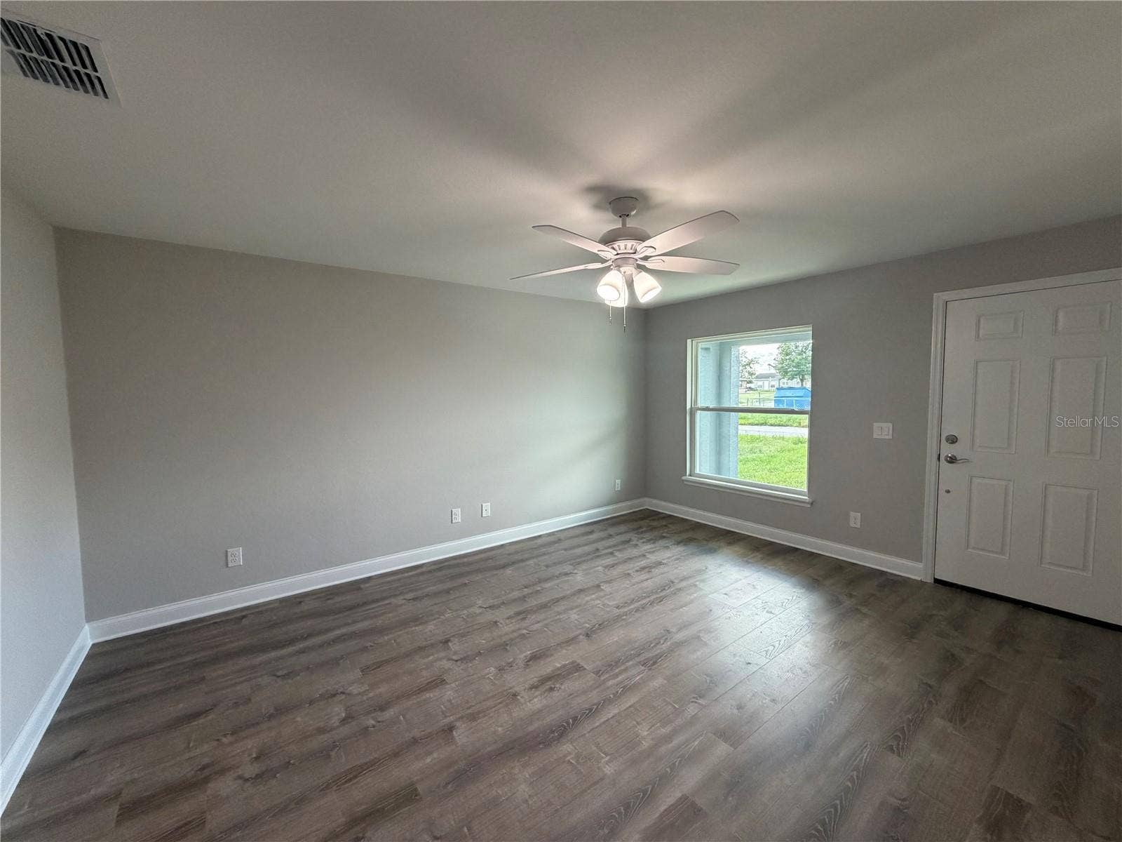 306 SW 1ST AVE, Mulberry, FL 33860 Living room