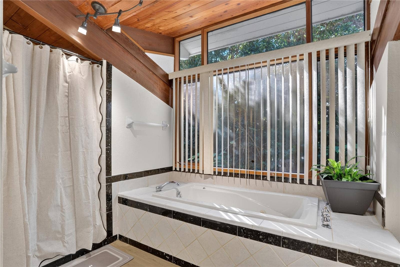 2313 INDIAN MOUND TRAIL, Kissimmee, FL 34746 Jacuzzi Tub Master Bathroom