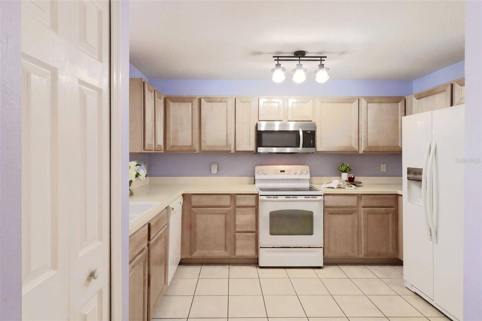 3437 GRENVILLE DRIVE, Winter Haven, FL 33884 Kitchen features a closet pantry