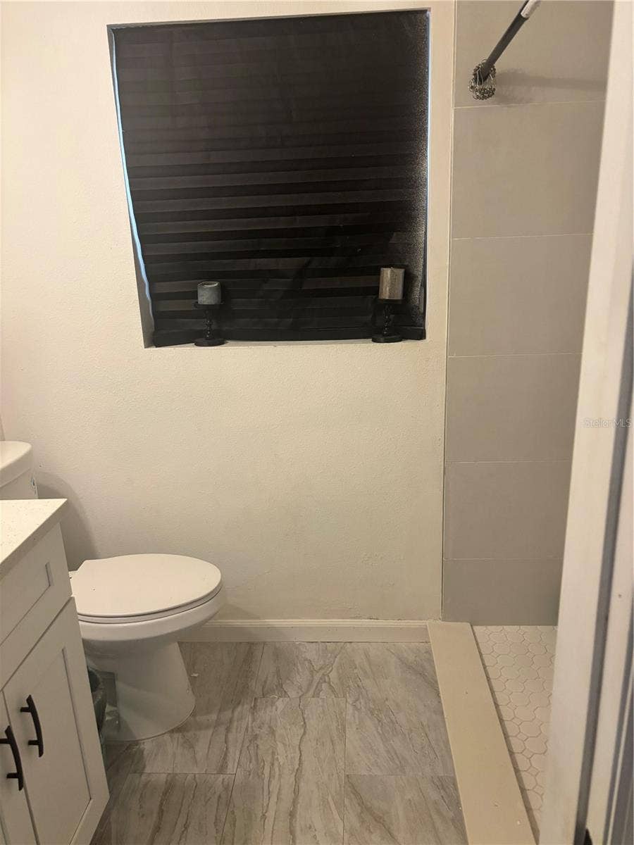 2225 OLNEY ROAD, Lakeland, FL 33801 Hallway Bathroom
