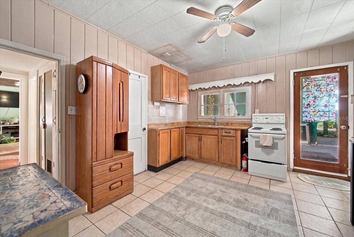 1501 N LAKE HOWARD DRIVE, Winter Haven, FL 33881 Guesthouse Kitchen