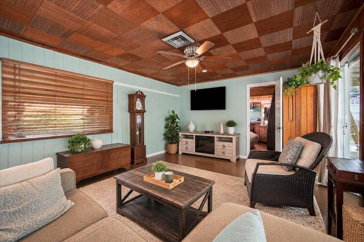1501 N LAKE HOWARD DRIVE, Winter Haven, FL 33881 Livingroom in guesthouse