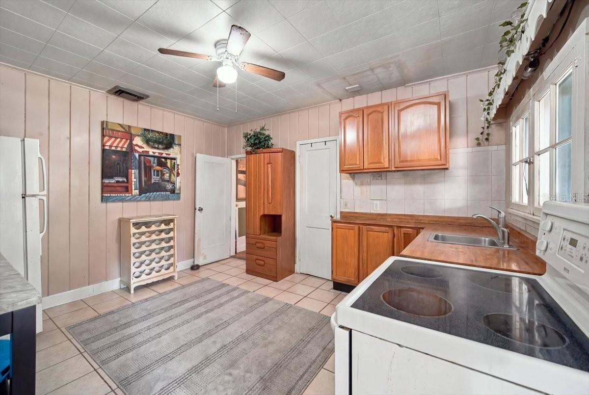 1501 N LAKE HOWARD DRIVE, Winter Haven, FL 33881 Guesthouse Kitchen