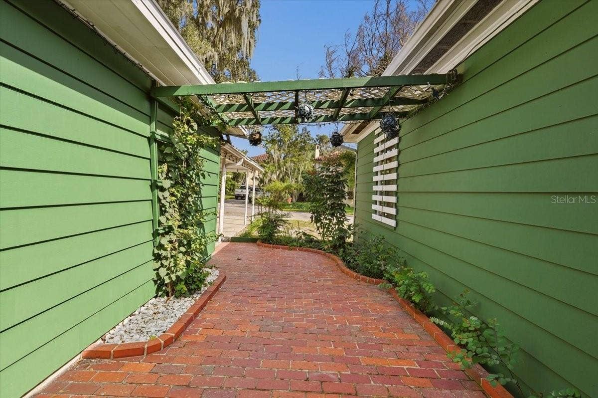1501 N LAKE HOWARD DRIVE, Winter Haven, FL 33881 1501 N LAKE HOWARD DRIVE, Winter Haven, FL 33881