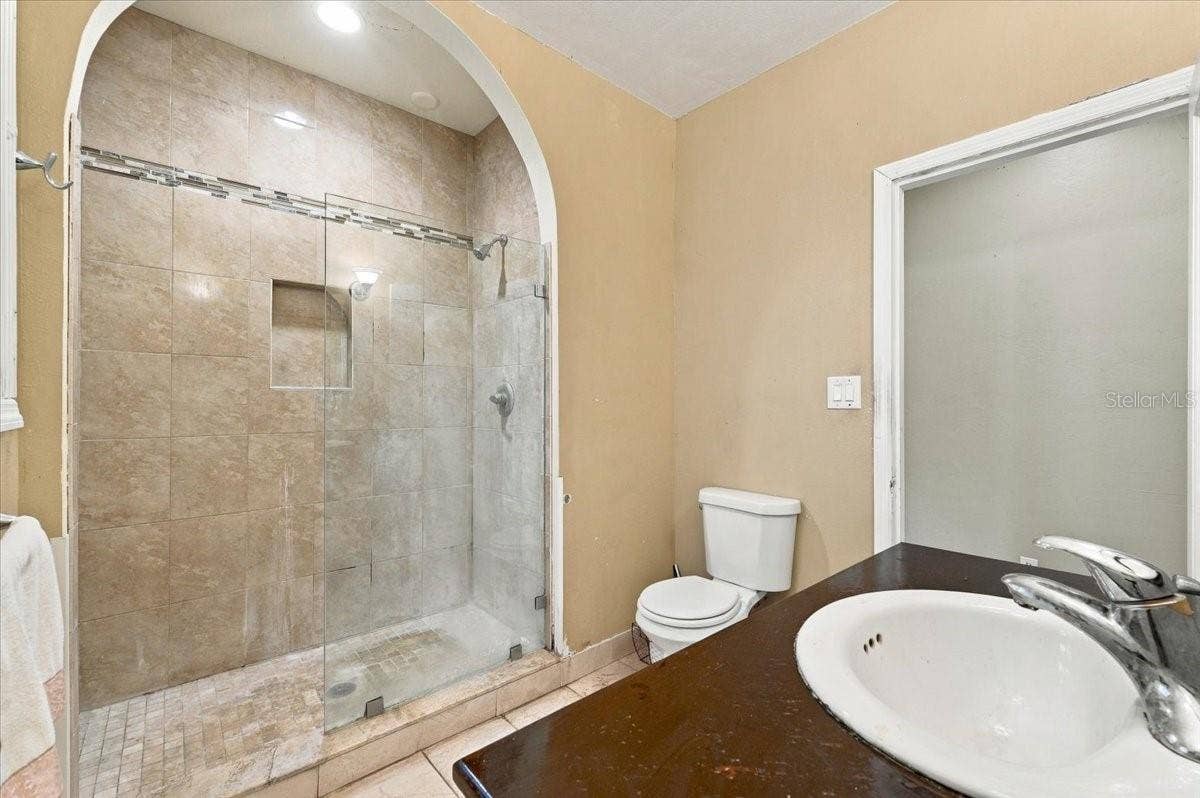 1501 N LAKE HOWARD DRIVE, Winter Haven, FL 33881 Walk-in Shower