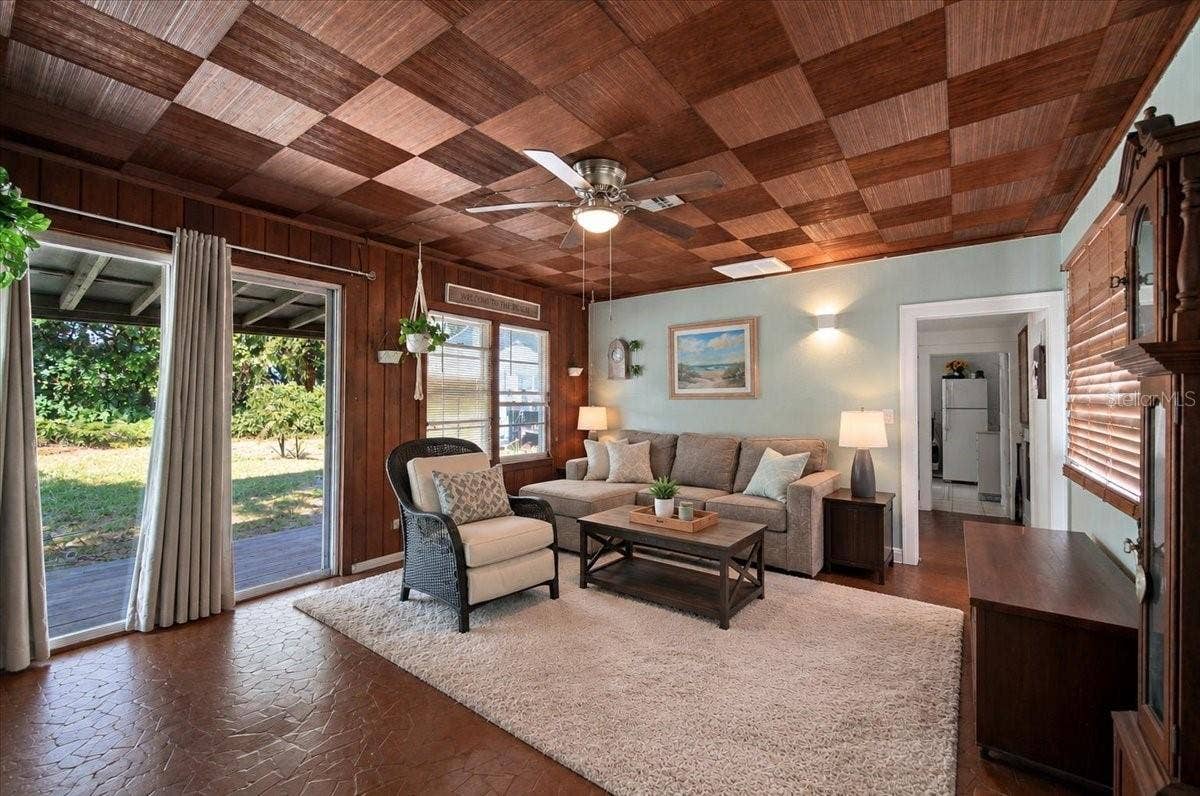 1501 N LAKE HOWARD DRIVE, Winter Haven, FL 33881 Livingroom in guesthouse