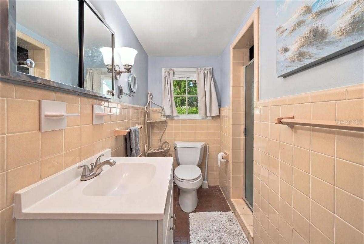 1501 N LAKE HOWARD DRIVE, Winter Haven, FL 33881 Guesthouse Bathroom
