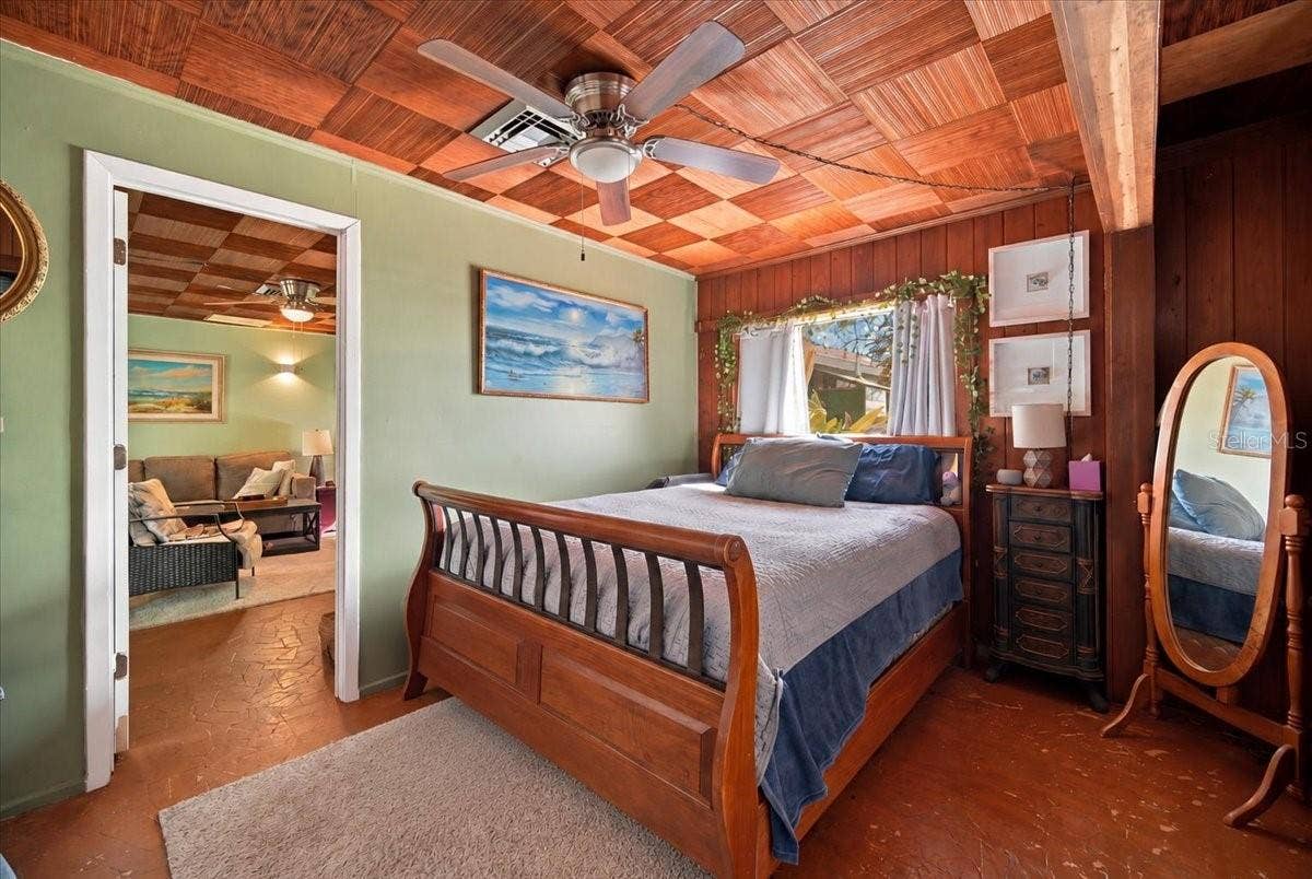 1501 N LAKE HOWARD DRIVE, Winter Haven, FL 33881 Bedroom in Guesthouse has views of Lake Howard