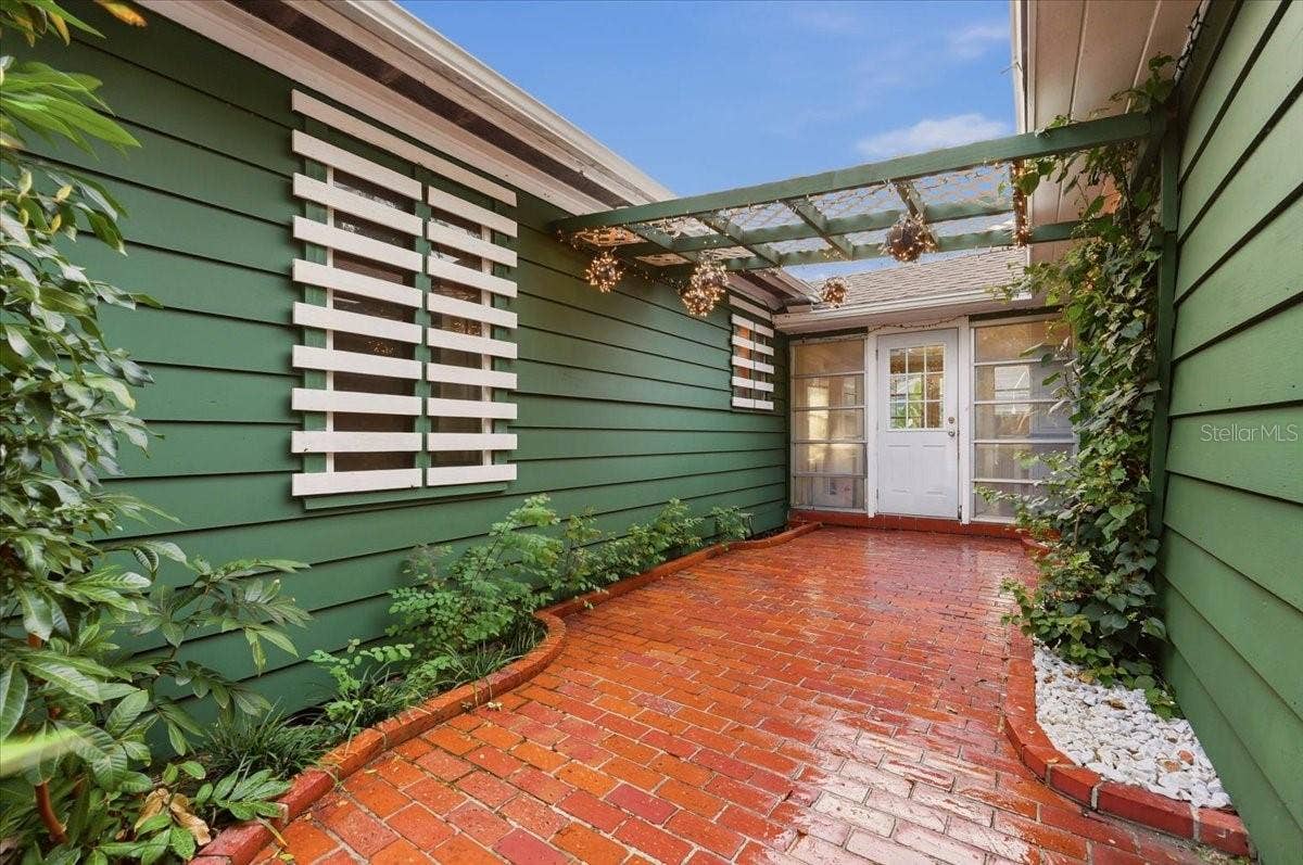 1501 N LAKE HOWARD DRIVE, Winter Haven, FL 33881 Walkway between mainhouse & guesthouse