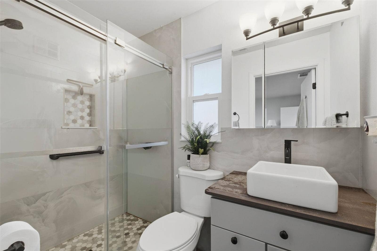 230 SHORE DRIVE, Winter Haven, FL 33884 PRIMARY BATH