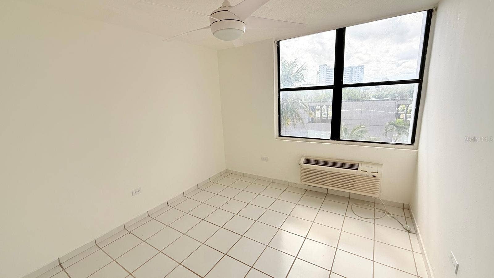 37 ISLA VERDE AVE., #203, Carolina, PR 00979 37 ISLA VERDE AVE., #203, Carolina, PR 00979