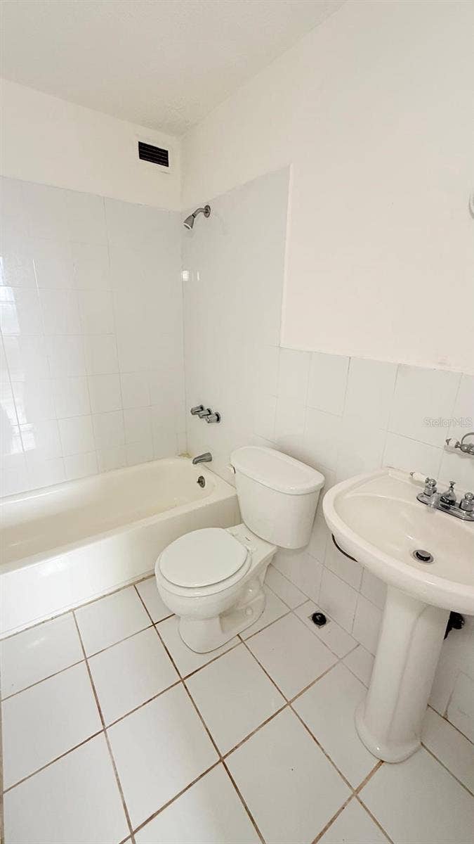 37 ISLA VERDE AVE., #203, Carolina, PR 00979 37 ISLA VERDE AVE., #203, Carolina, PR 00979