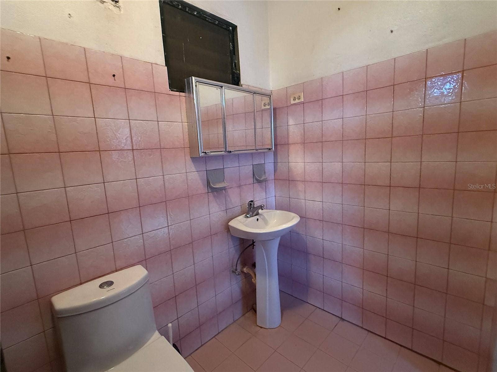 524 COMM SANTA MARIA, Vieques, PR 00765 2nd bedroom ensuite bathroom