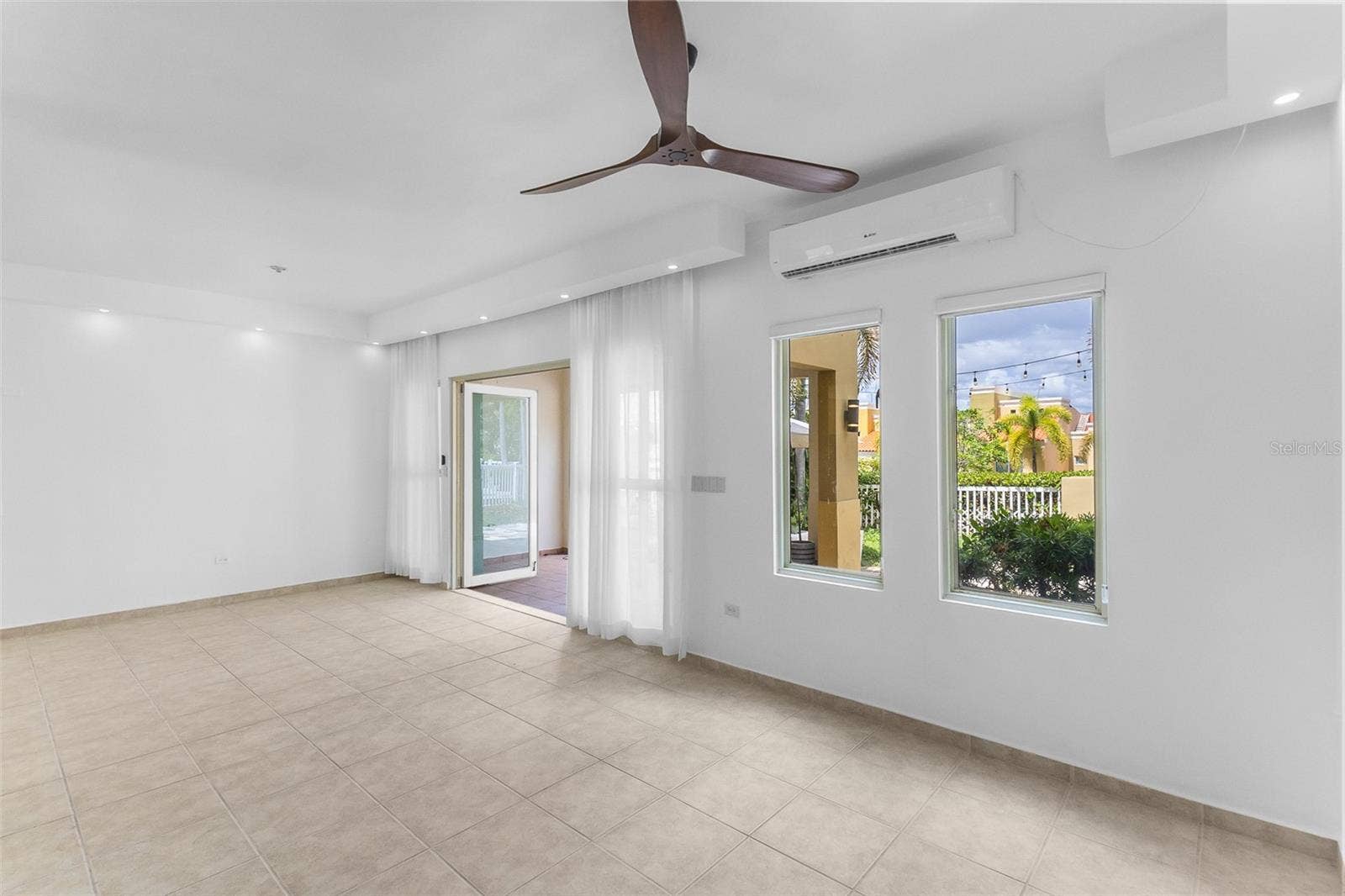 90 CANDELERO DR, #32, Humacao, PR 00791