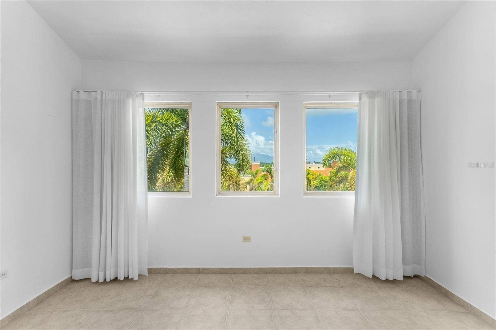 90 CANDELERO DR, #32, Humacao, PR 00791