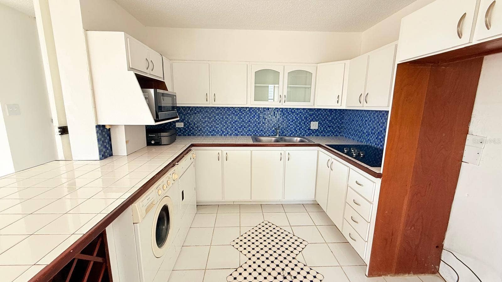 37 ISLA VERDE AVE., #201, Carolina, PR 00979 37 ISLA VERDE AVE., #201, Carolina, PR 00979