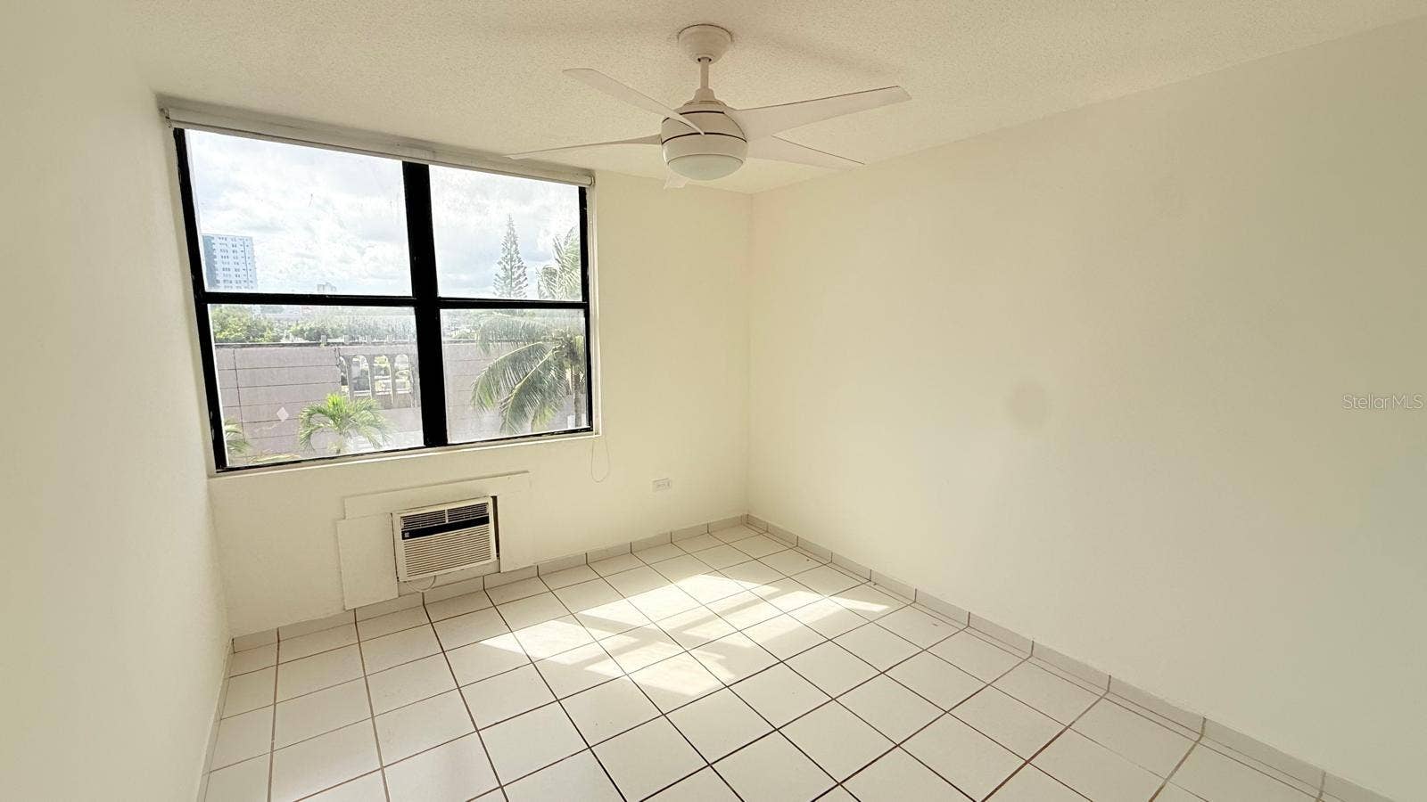 37 ISLA VERDE AVE., #201, Carolina, PR 00979 37 ISLA VERDE AVE., #201, Carolina, PR 00979