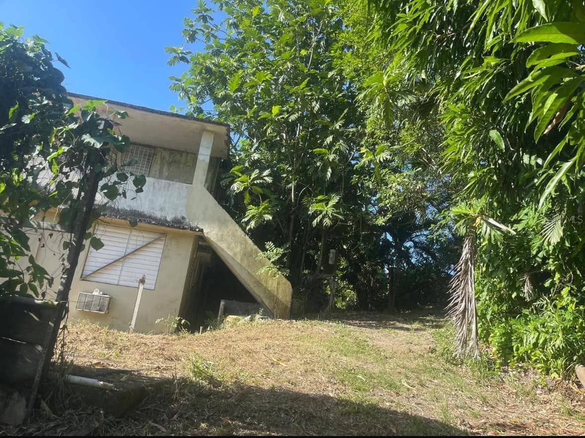 844 CARR 844 KM 3.5, San Juan, PR 00929 Multi-family structure with exterior staircase