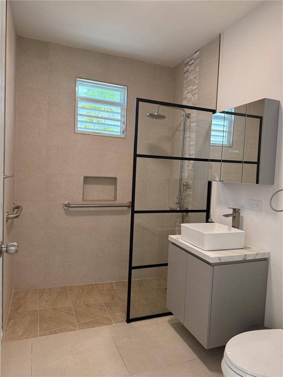 I-3 PRINCESA MARGARITA, Guaynabo, PR 00969 Bathroom in law